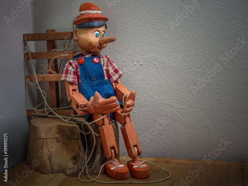 Photo Pinocchio puppet made from wood in vintage tone