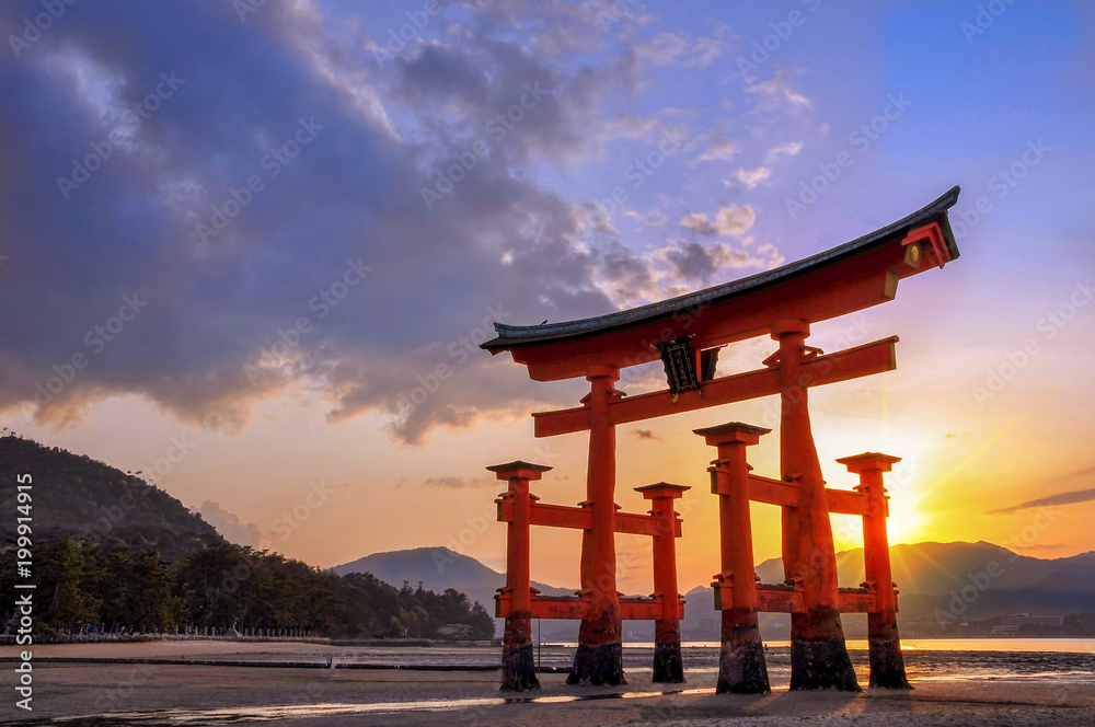 Great torii of Miyajima at sunset, near Hiroshima, Japan - obrazy, fototapety, plakaty 