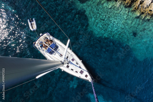 Fotografia Aerial view of sailboat yacht charter on adriatic sea, croatia islands