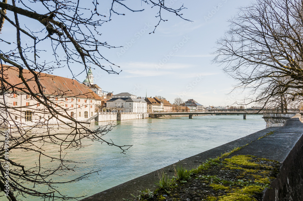 Obraz premium Solothurn, Stadt, Altstadt, Aare, Fluss, Landhausquai, Kreuzackerbrücke, Uferweg, St. Ursen-Kathedrale, Barock, Frühling, Schweiz