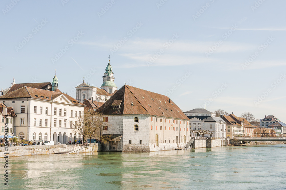 Fototapeta premium Solothurn, Stadt, Altstadt, Aare, Fluss, Landhausquai, Barock, St. Ursen-Kathedrale, Uferweg, Kreuzackerbrücke, Frühlingsspaziergang, Frühlings, Schweiz