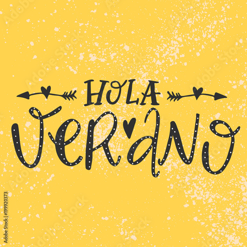 Hola Verano words on yellow