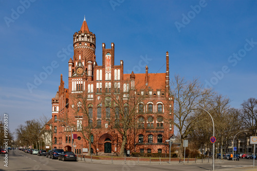 Einem mittelalterlichen Klosterbau nachempfunden: das ehemalige Rathaus Berlin-Schmargendorf beherbergt heute das Standesamt, eine Musikschule und die Stadtbücherei photo