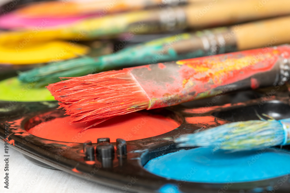 Obraz premium Watercolor paint and dirty brushes,close-up view