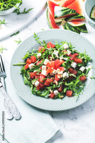 Saftige Wassermelone Salat mit Rucola und Feta käse