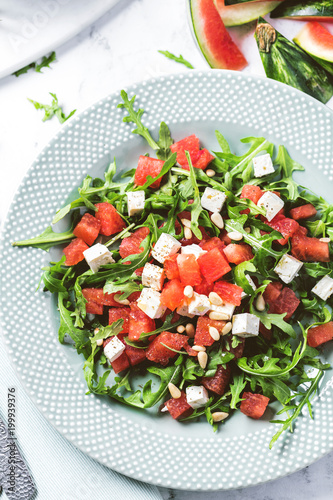 Saftige Wassermelone Salat mit Rucola und Feta käse