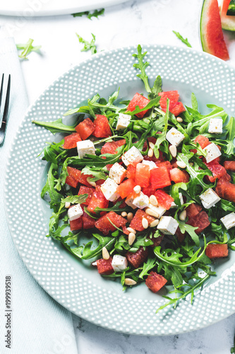 Saftige Wassermelone Salat mit Rucola und Feta käse