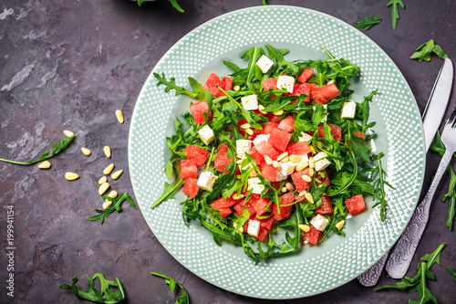 Saftige Wassermelone Salat mit Rucola und Feta käse