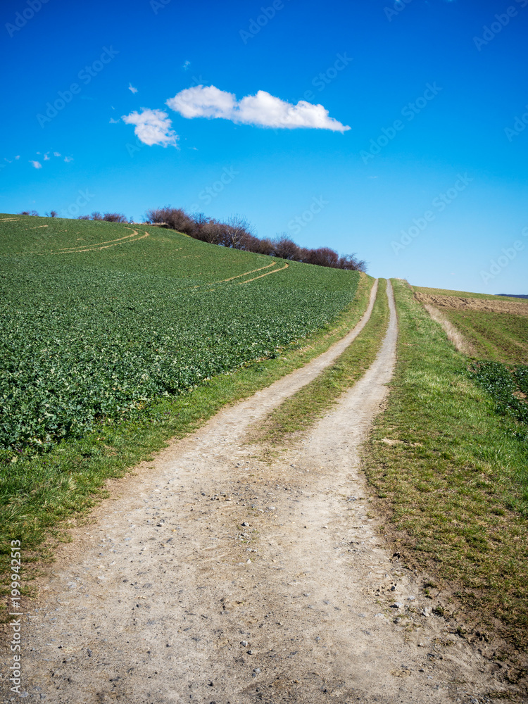 Ackerlandschaft mit Weg durch die Felder Ackerlandschaft mit Weg durch die Felder