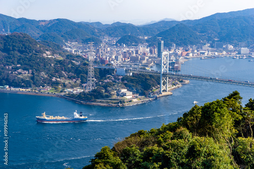 関門橋と関門海峡