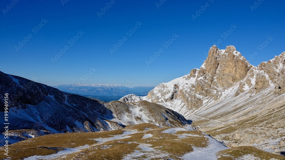 Obraz premium Bergwandern im Hochgebirge, Dolomiten mit Neuschnee