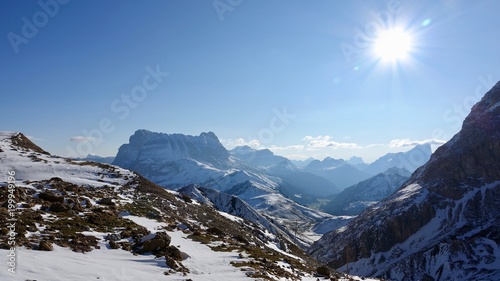 Bergwandern im Hochgebirge  Dolomiten mit Neuschnee