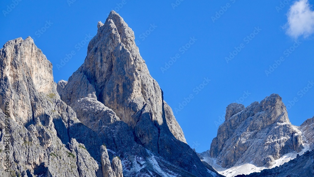 Bergwandern im Hochgebirge, Dolomiten mit Neuschnee