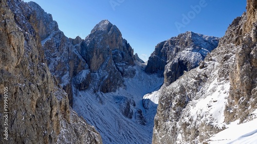 Bergwandern im Hochgebirge, Dolomiten mit Neuschnee