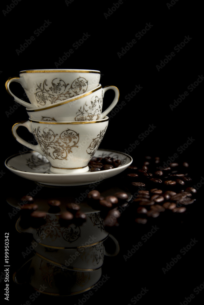 Obraz premium Tazzine e chicchi di caffè su fondo nero