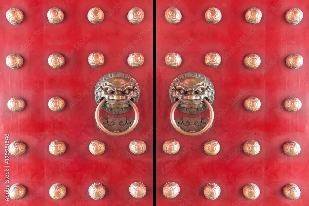 Obraz premium Wood Chinese door painted with red color with traditional bronze chinese lion head knockers.wood door entrance of chinese temple