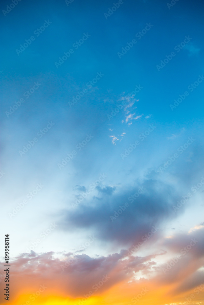 Obraz premium Beautiful clouds in the sky at sunset