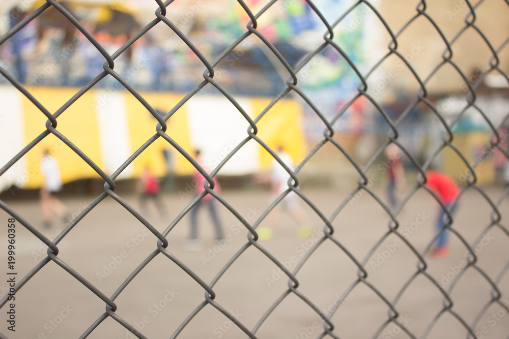 Fototapeta premium dzieci bawią się za płotem