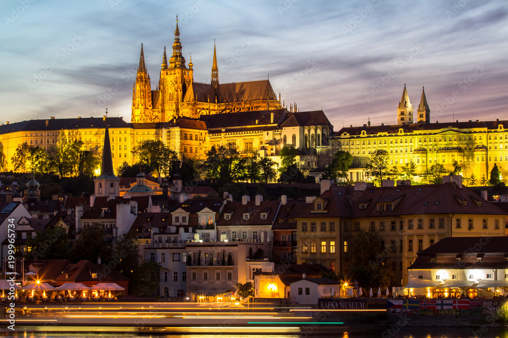 Obraz premium Castle and St. Vitus cathedral in Prague at night, Czech Republic