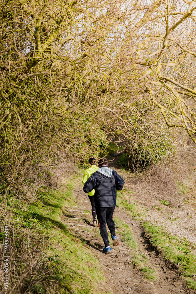 Naklejka premium couple courant dans les chemin