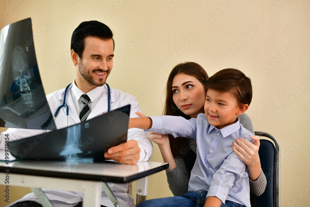 Health Concepts. Doctor and patient viewing x-ray film. The doctor and the patient feel relaxed at the check-in time. The doctor encouraged the patient. Inside the hospital are doctor X-ray patient. Health Concepts. Doctor and patient viewing x-ray film. The doctor and the patient feel relaxed at the check-in time. The doctor encouraged the patient. Inside the hospital are doctor X-ray patient.