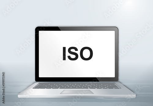 Laptop auf Holztisch - ISO