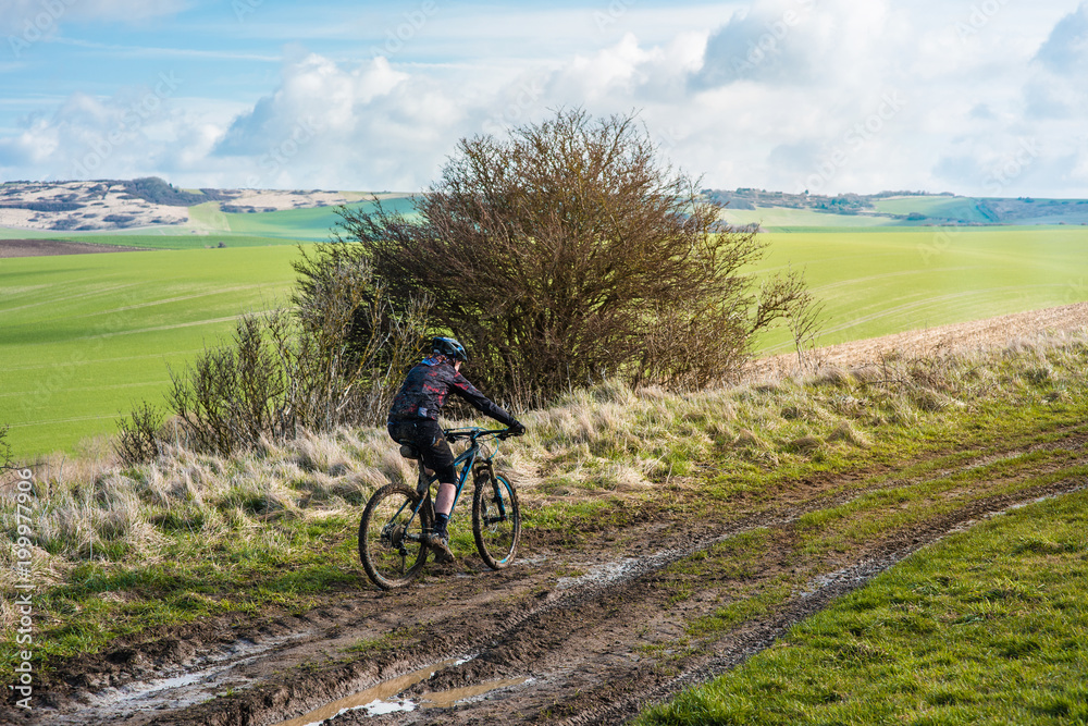 vtt dans les chemin boueux