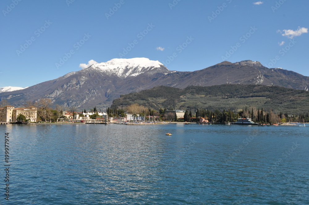 Ultima neve sulle Alpi che si affacciano sul lago di Garda