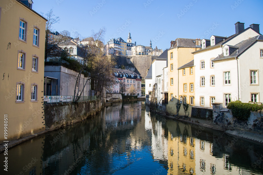 La ville basse ou quartier du Grund à Luxembourg, traversée par la Pétrusse, au pied des casemates
