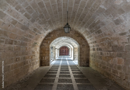 Fototapeta korytarz z kratami na końcu tunelu