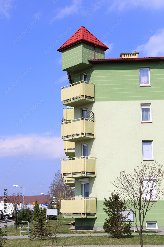 Piękny pionowy fragment budynku z balkonami. - obrazy, fototapety, plakaty 