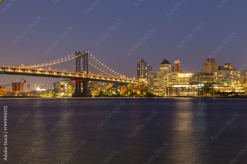 Naklejka premium Widok zachodu słońca z mostu Manhattan w Nowym Jorku