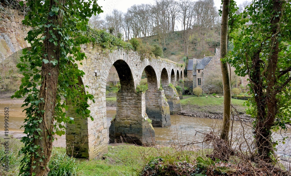 L'aqueduc de la rivière Le Guindy en Bretagne dans le Trégor