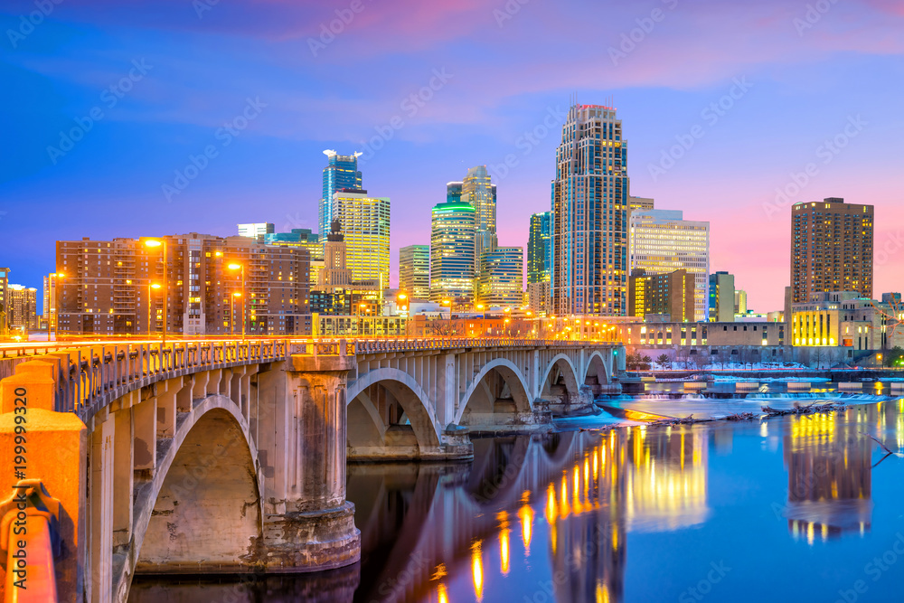 Naklejka premium Panoramę centrum Minneapolis w Minnesocie, USA
