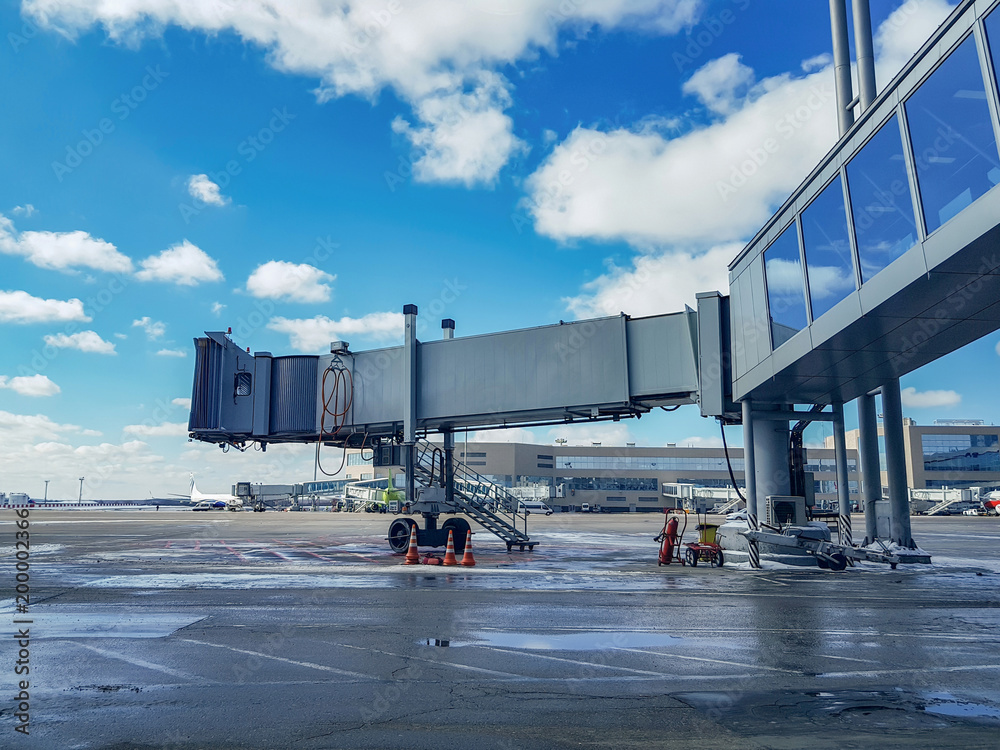 Ταπετσαρία Long pull-out gangway from gate to plane at the airport
