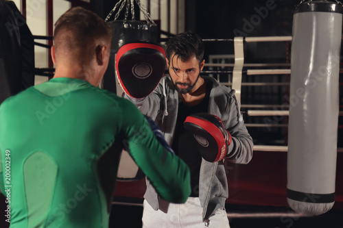 Young professional boxers t...