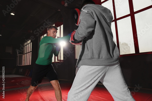 Young professional boxers t...
