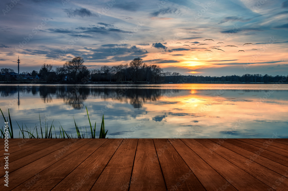 Fototapeta Cisza na jeziorze - drewniane molo o zachodzie słońca
