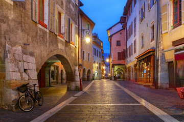 Fototapete Europa Regennacht in der Altstadt von Annecy  © Kavalenkava