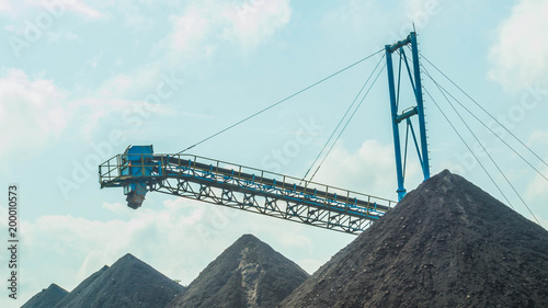 Tableau sur toile coal stockpile with conveyor