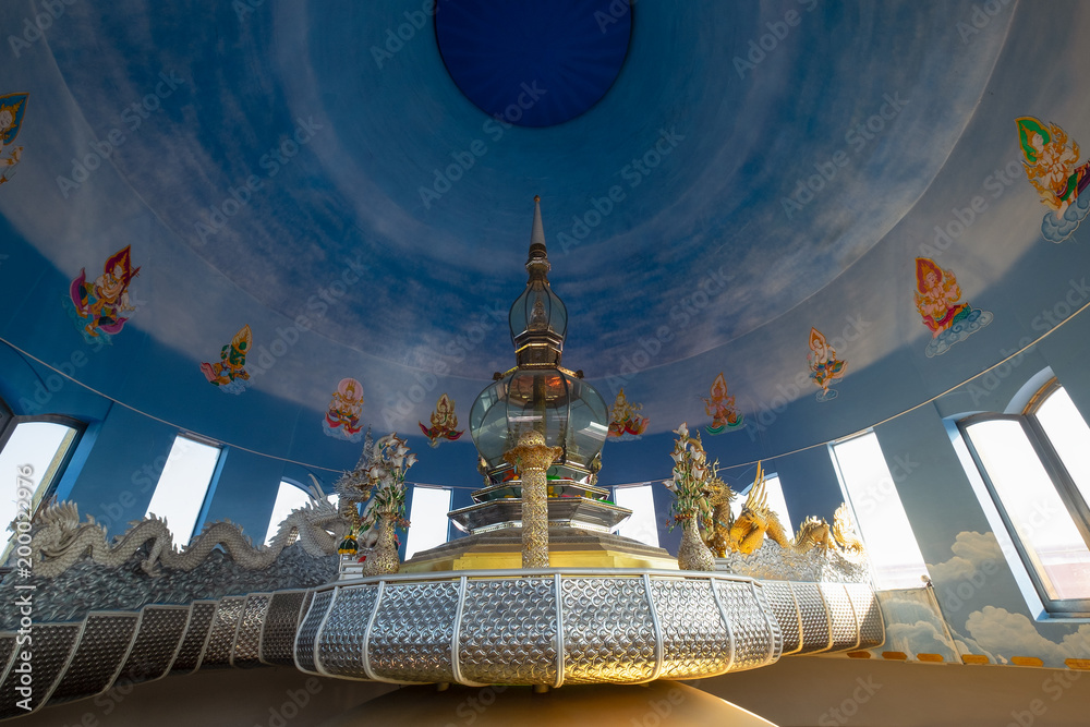 Φωτογραφία Beautiful interior of the sculpture within the glass pagoda at Wat Thaton (Thato