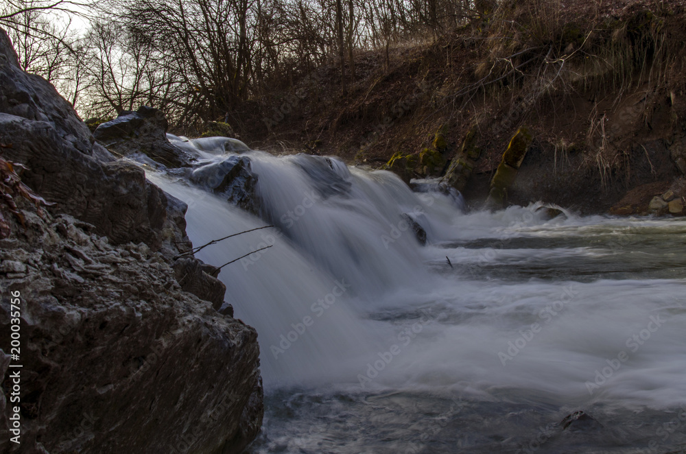 Obraz premium wodospad na rzece 