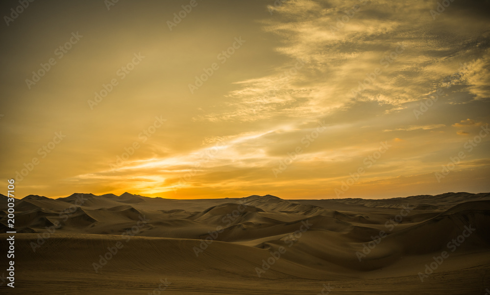 Atardecer en el desierto de Huacachina luego de una sesión de sandboarding