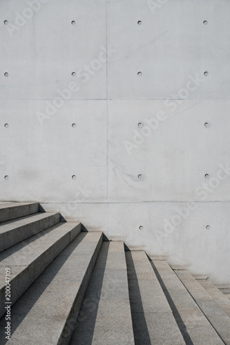 Fototapeta schody na zewnątrz i odsłonięte tło ścian betonowych - schody, na zewnątrz budynku