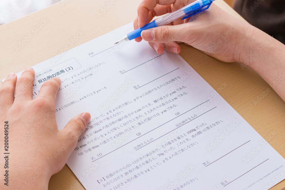 数学のテキストを解く少年 数学のテキストを解く少年