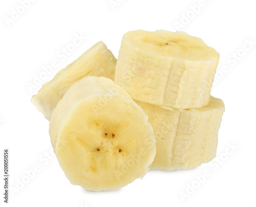 Banane Stücke geschält und geschnitten liegen in einer Gruppe isoliert auf weiss 