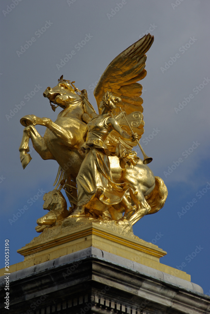 Statue équestre du pont Alexandre III à Paris, France