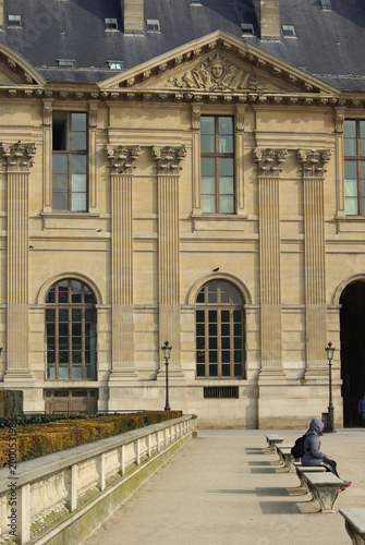 Façade à colonnes au Louvre cour Napoléon à Paris, France