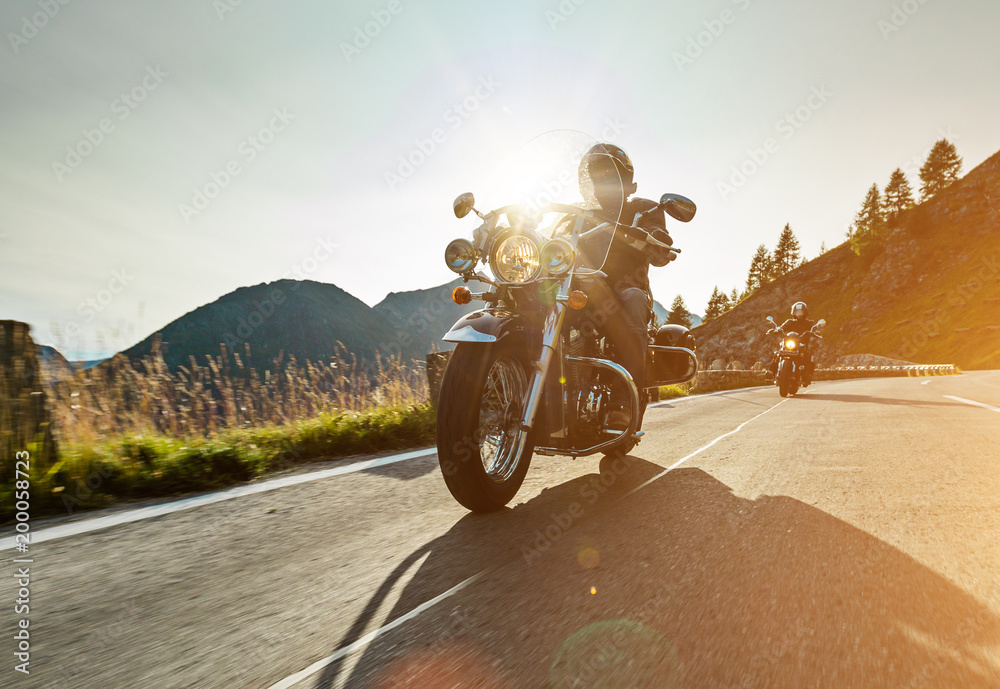 Fototapeta premium Motocykliści jadący alpejską autostradą na słynnej Hochalpenstrasse w Austrii, Europie.