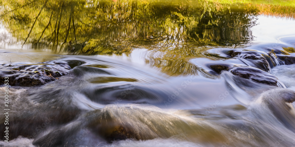 Obraz premium Sanfte Strömung im Fluss